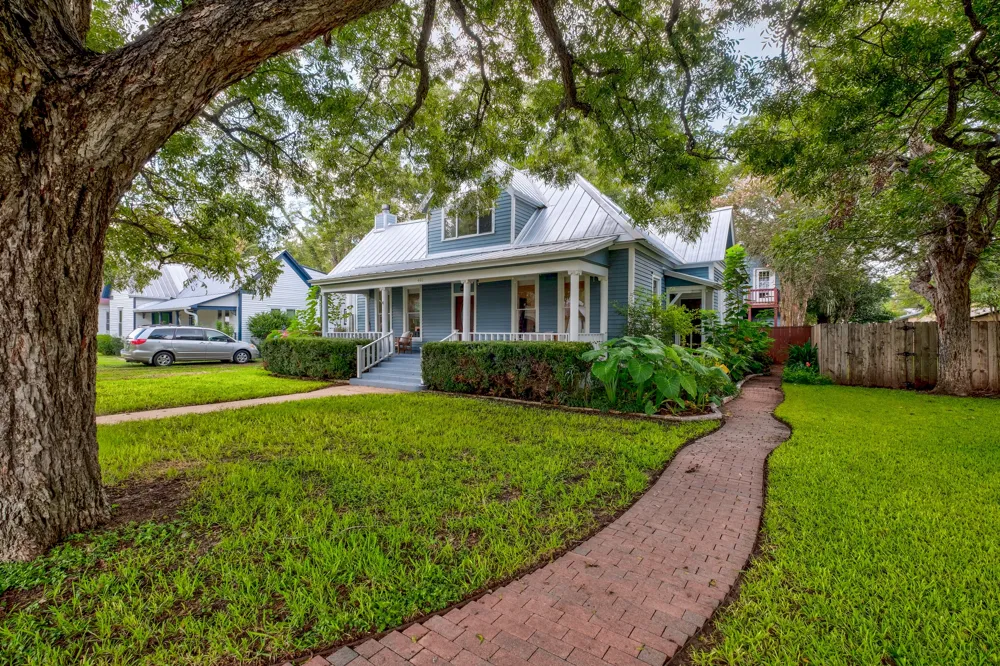 402 Hudgins Street Smithville, TX 78957