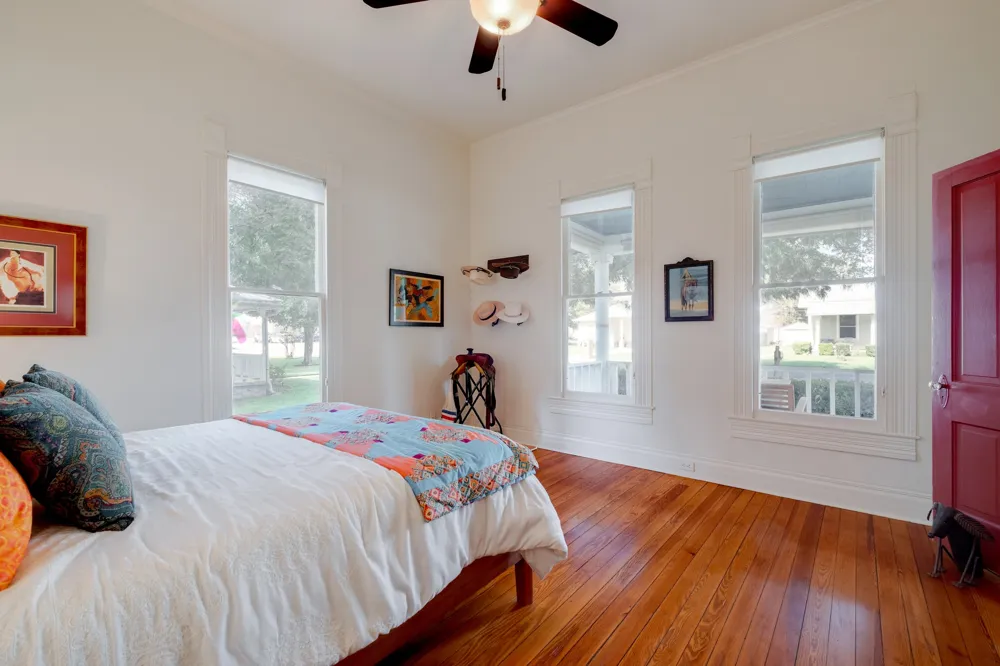 402 Hudgins Street Smithville, TX 78957
