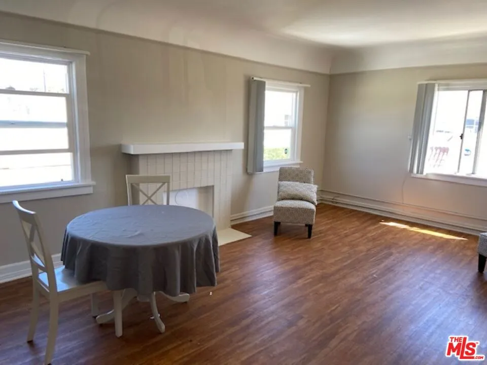 4537 W 11Th Place Los Angeles, CA 90019