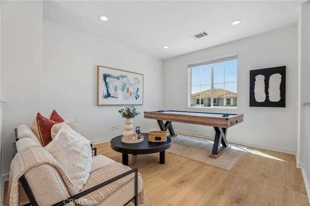 28526 Sparrow Saugus, CA 91350