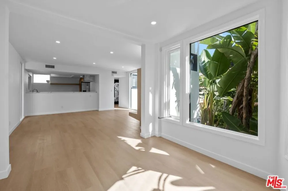 9315 Lloydcrest Drive Beverly Hills, CA 90210