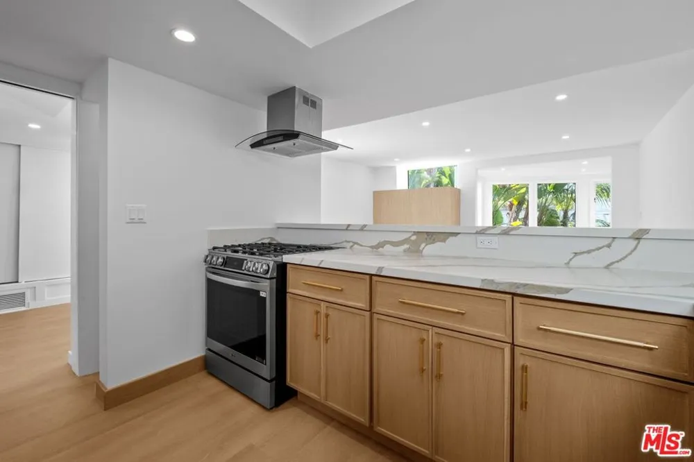 9315 Lloydcrest Drive Beverly Hills, CA 90210