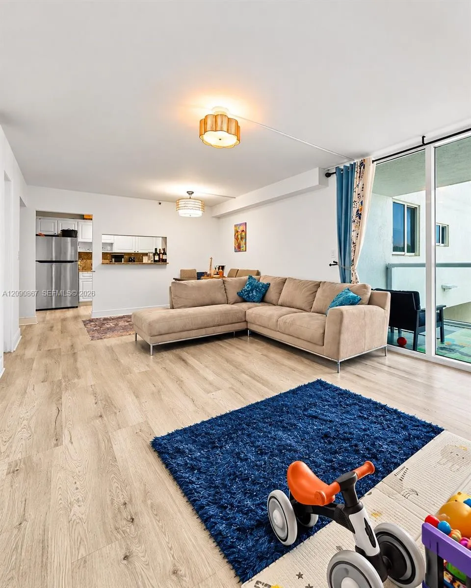 2457 Collins Ave #202 Miami Beach, FL 33140