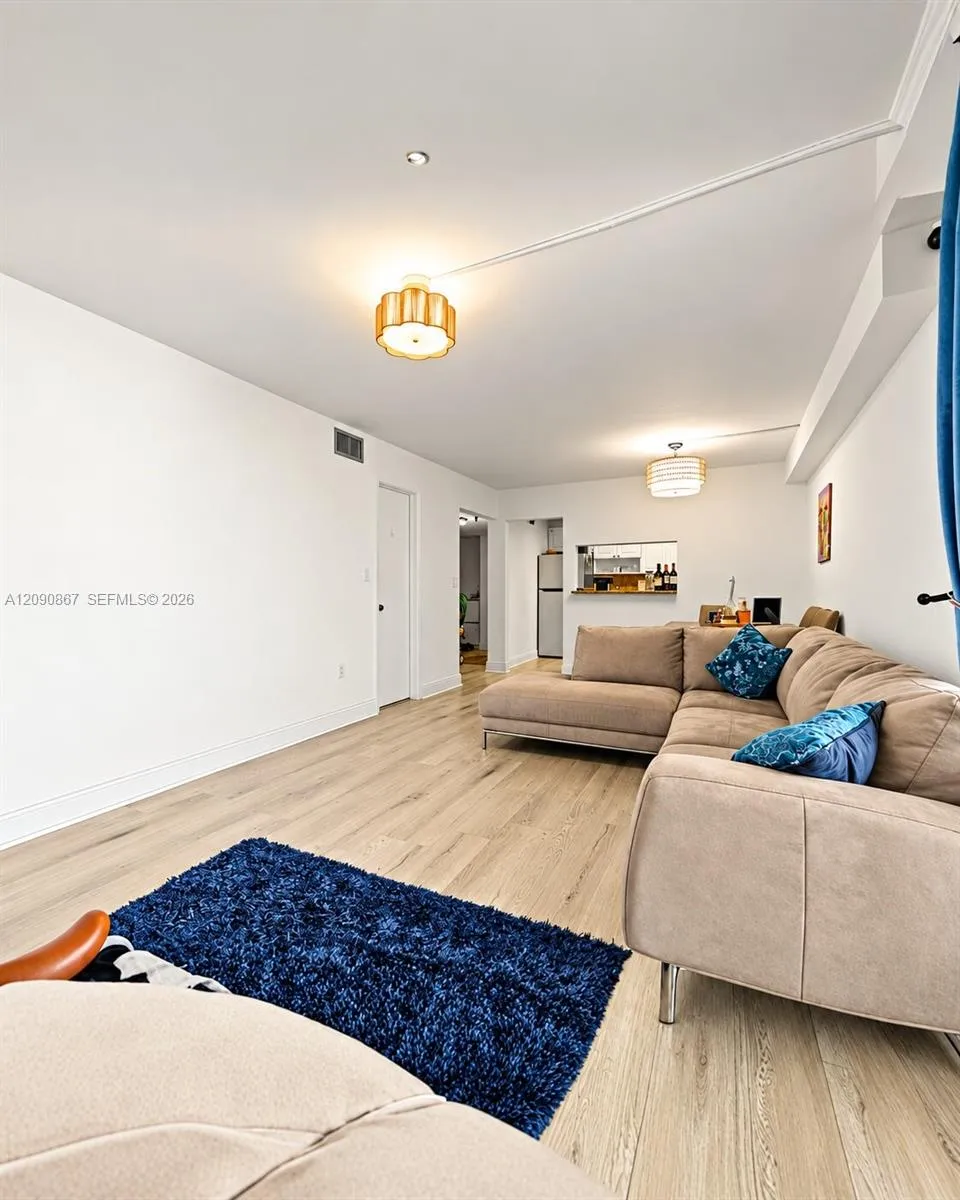 2457 Collins Ave #202 Miami Beach, FL 33140