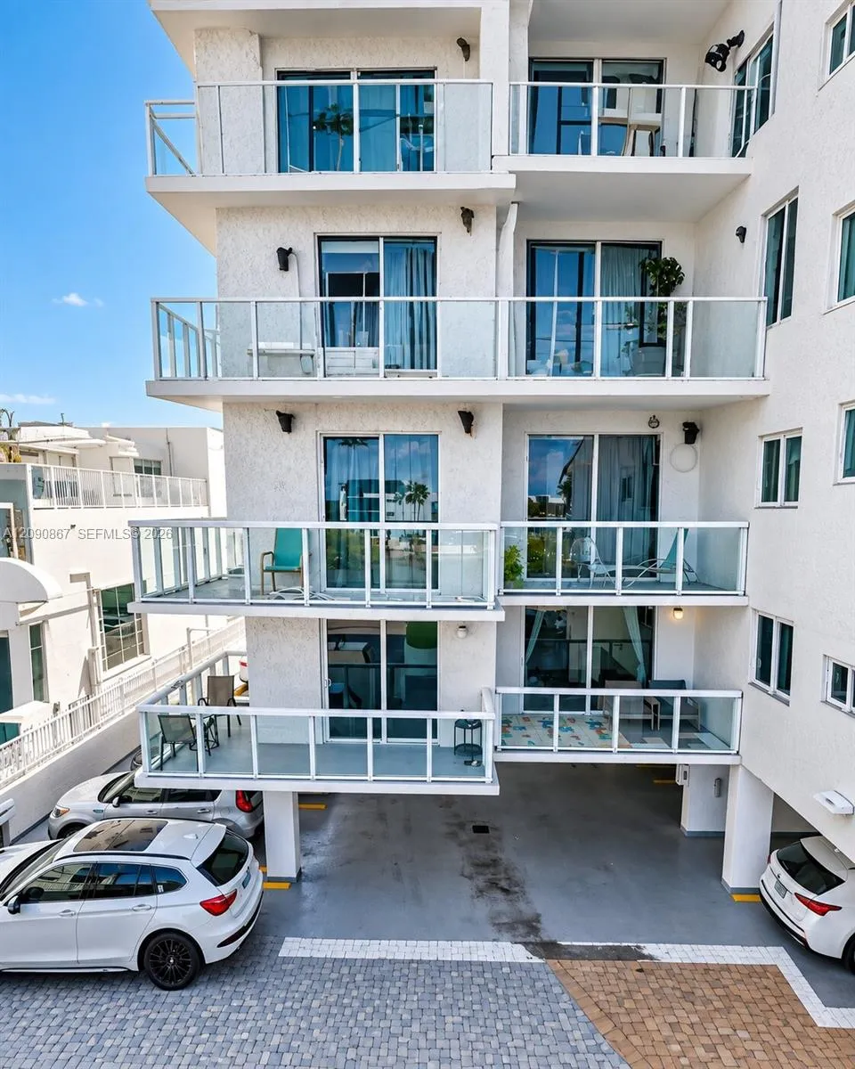 2457 Collins Ave #202 Miami Beach, FL 33140