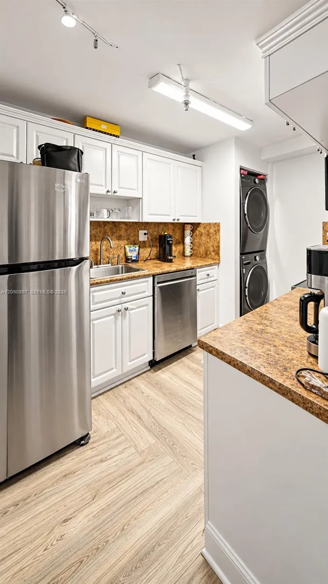 2457 Collins Ave #202 Miami Beach, FL 33140