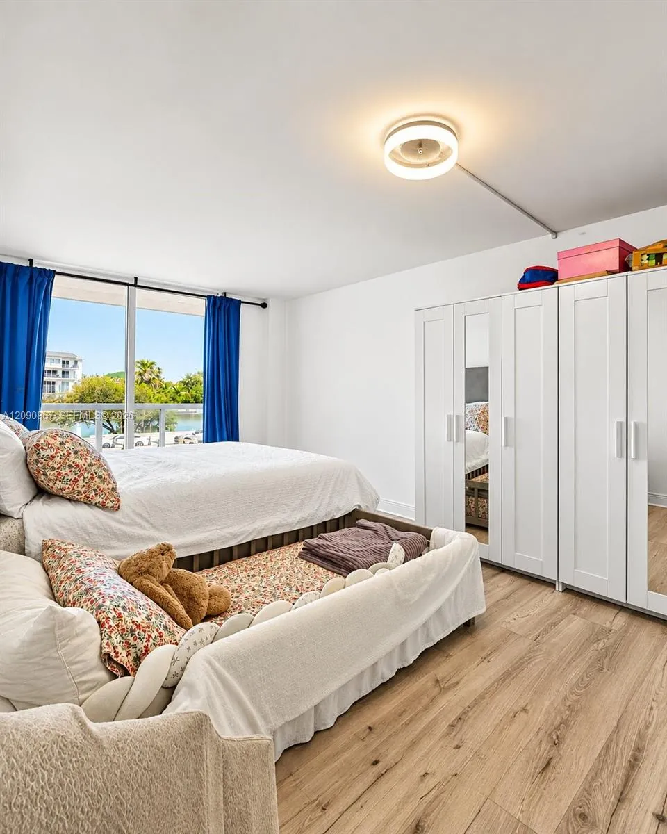 2457 Collins Ave #202 Miami Beach, FL 33140