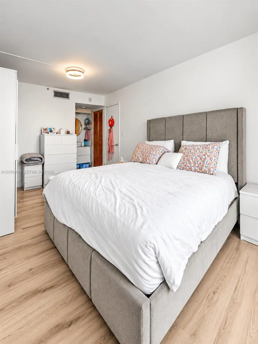 2457 Collins Ave #202 Miami Beach, FL 33140