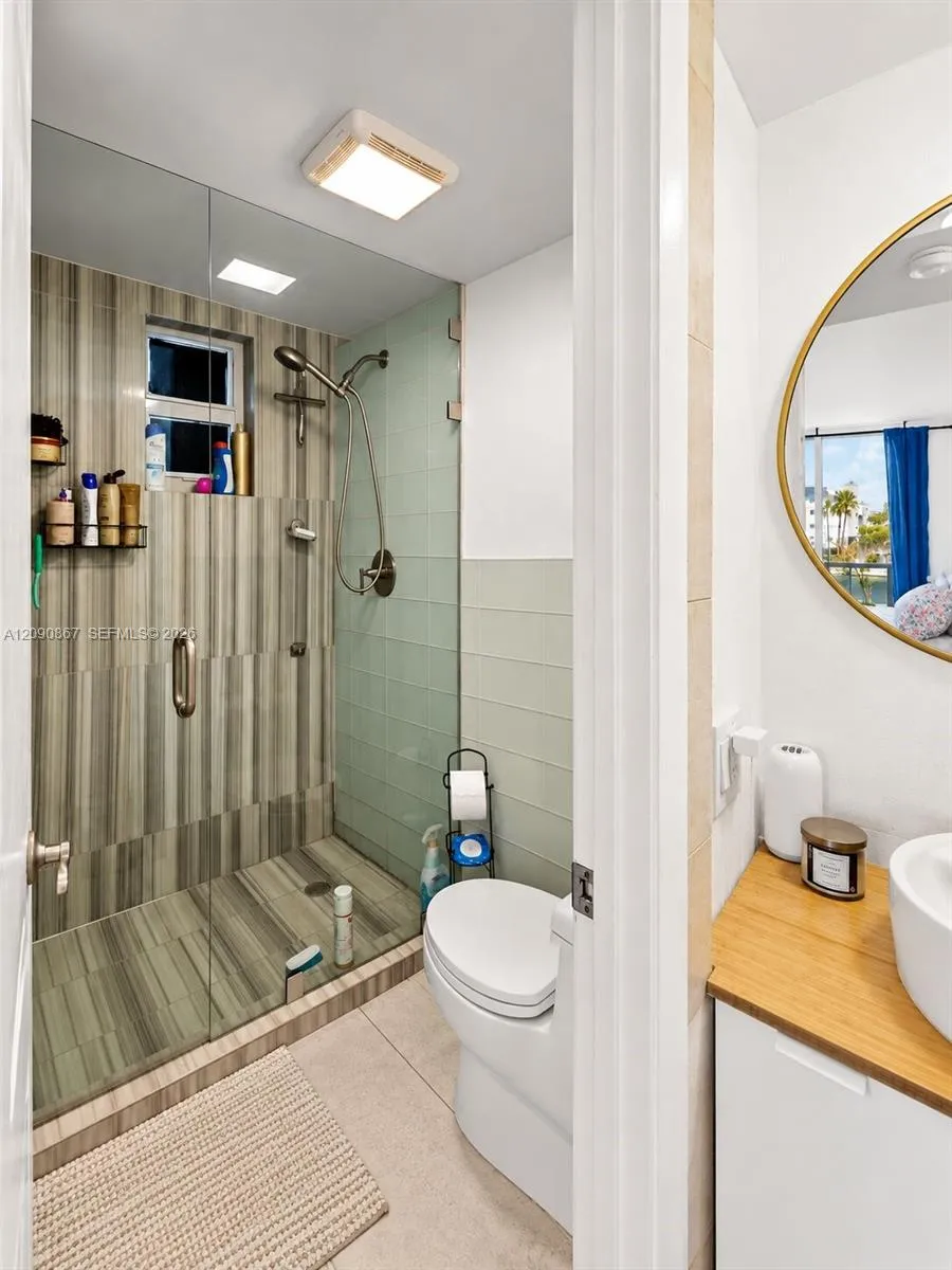 2457 Collins Ave #202 Miami Beach, FL 33140