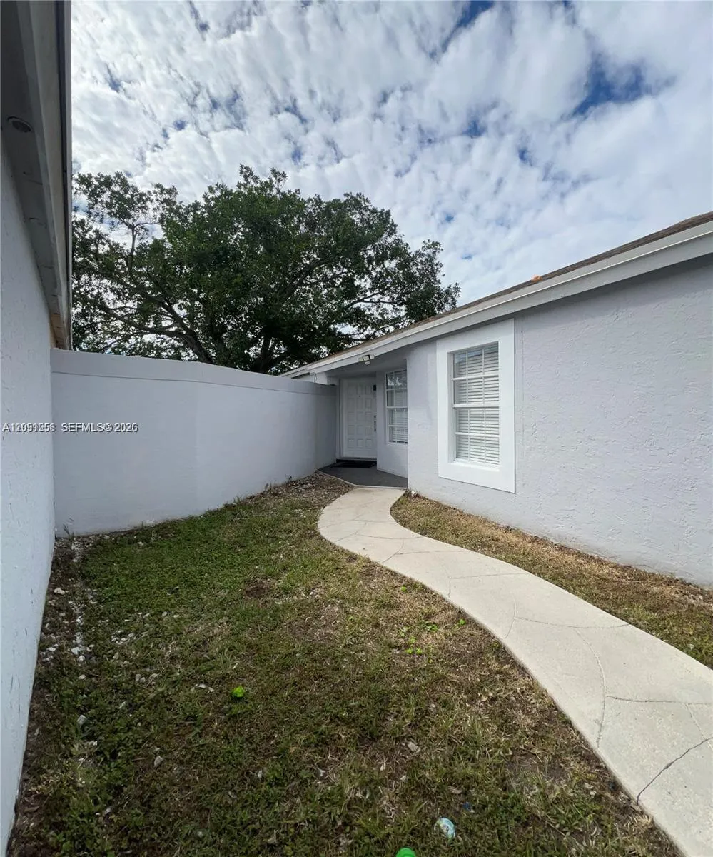 14964 SW 74th Ter #14964 Miami, FL 33193