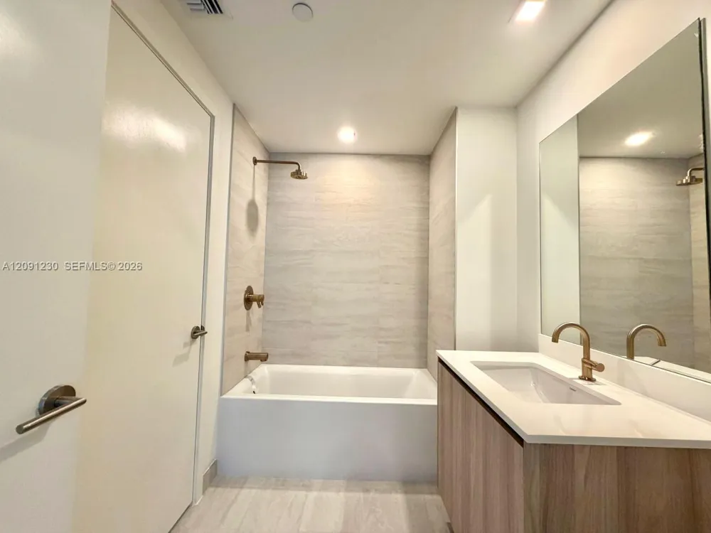 77 SE 5th st #2506 Miami, FL 33131