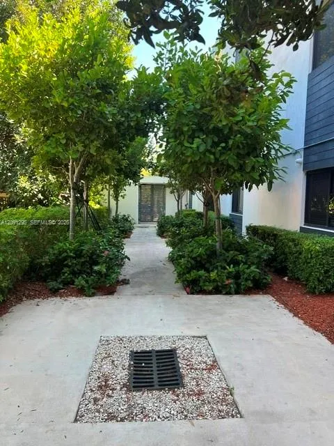 751 NW 1st St #101 Miami, FL 33128