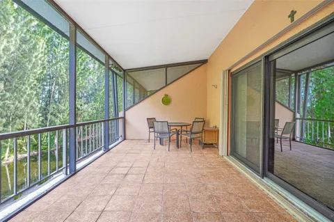 430 Commodore Dr #304