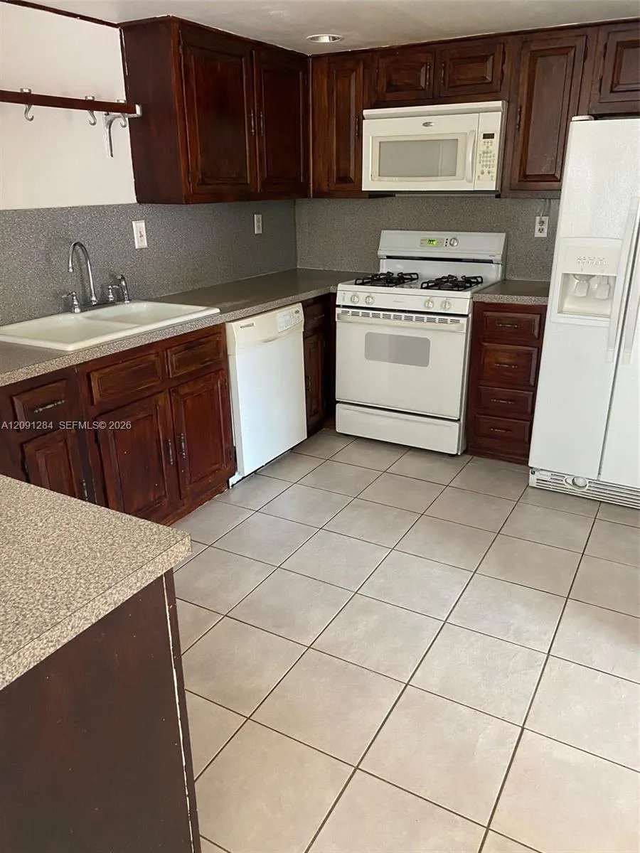 11561 SW 64 ST #B Miami, FL 33173