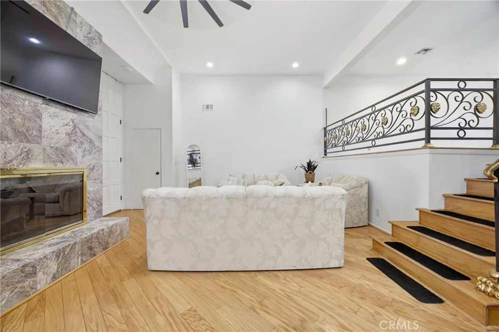 5477 Nestle Avenue #11 Tarzana, CA 91356
