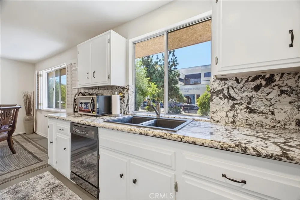 5477 Nestle Avenue #11 Tarzana, CA 91356