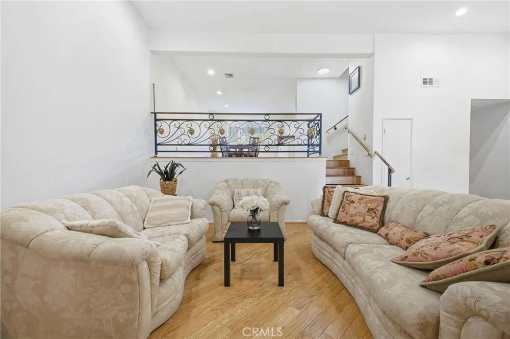 5477 Nestle Avenue #11 Tarzana, CA 91356