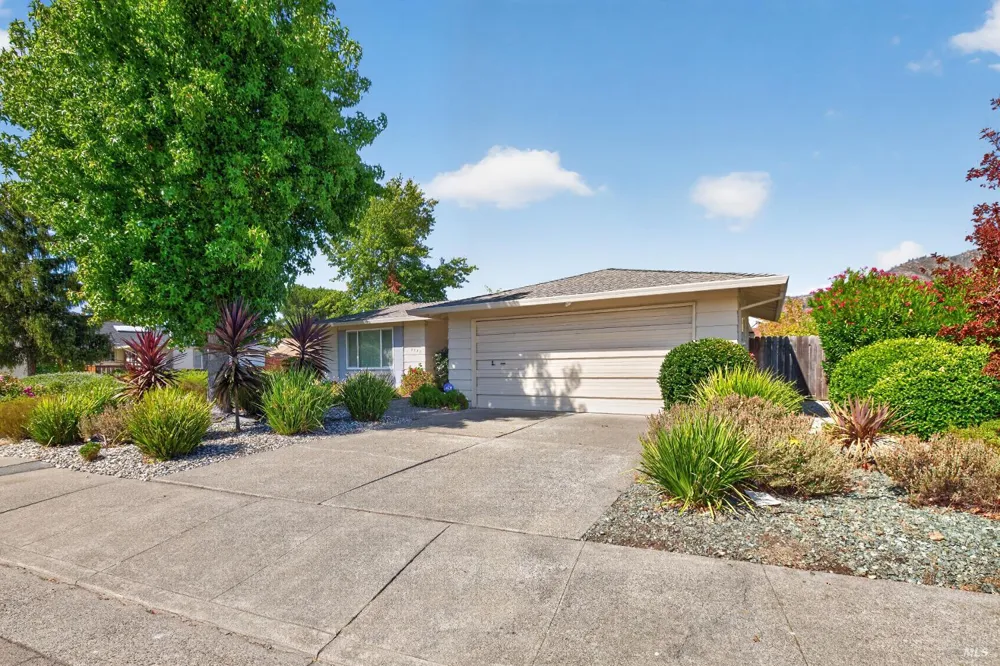 8940 Oakmont Drive Santa Rosa, CA 95409