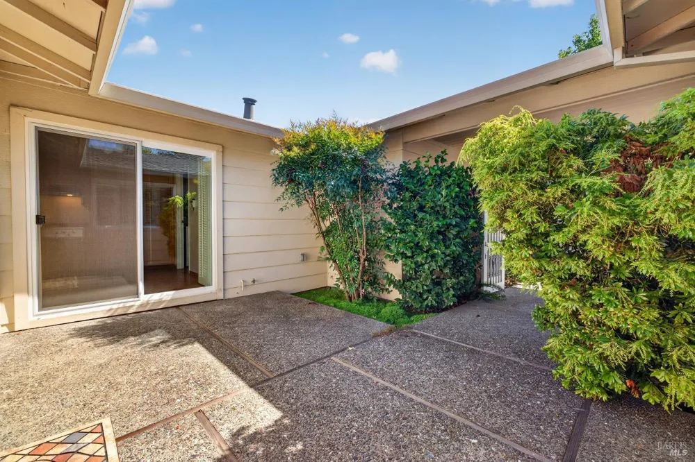 8940 Oakmont Drive Santa Rosa, CA 95409