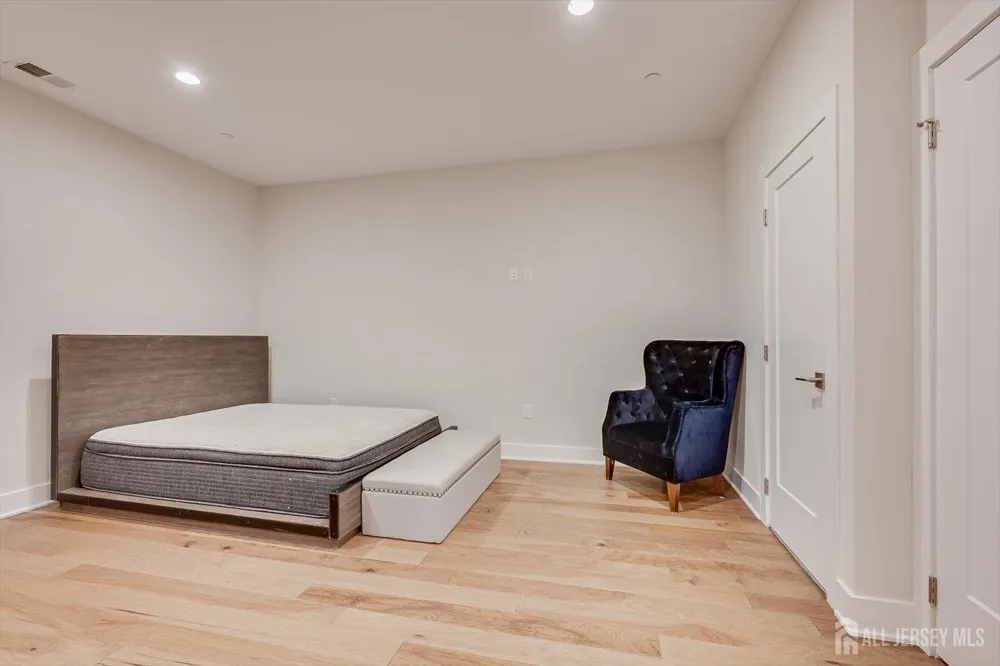16 Valiant Court Middletown, NJ 07748