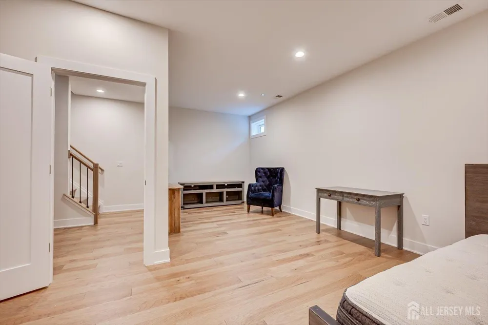 16 Valiant Court Middletown, NJ 07748