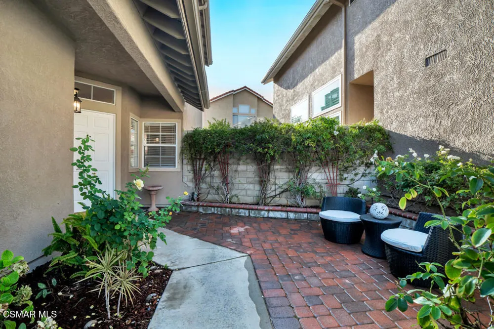 323 Ocho Rios Way Oak Park, CA 91377