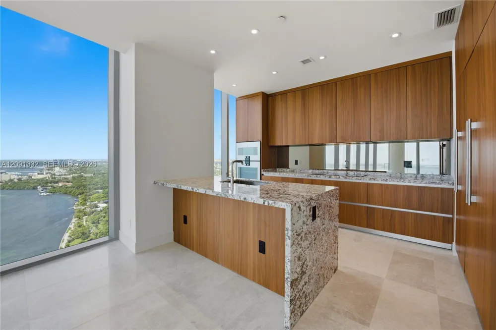 175 SE 25th Rd #3302 Miami, FL 33129