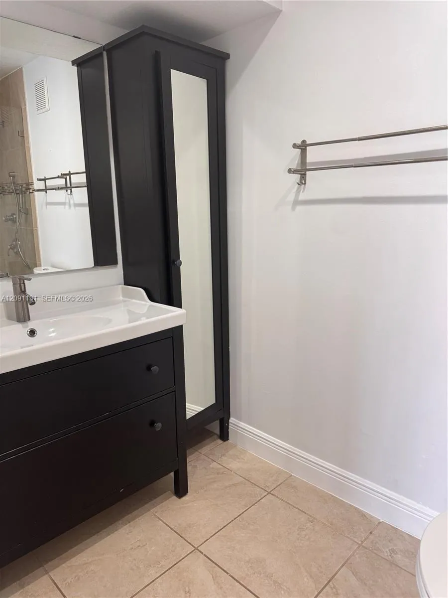 7075 NW 173rd Dr #1406 Hialeah, FL 33015