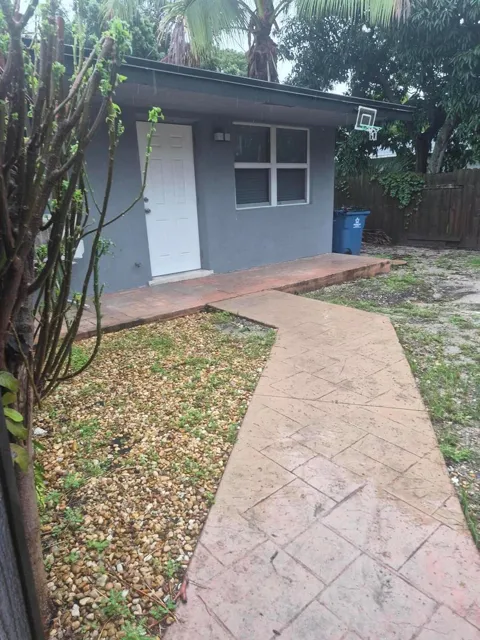 1200 NE 5TH TERRACE #4