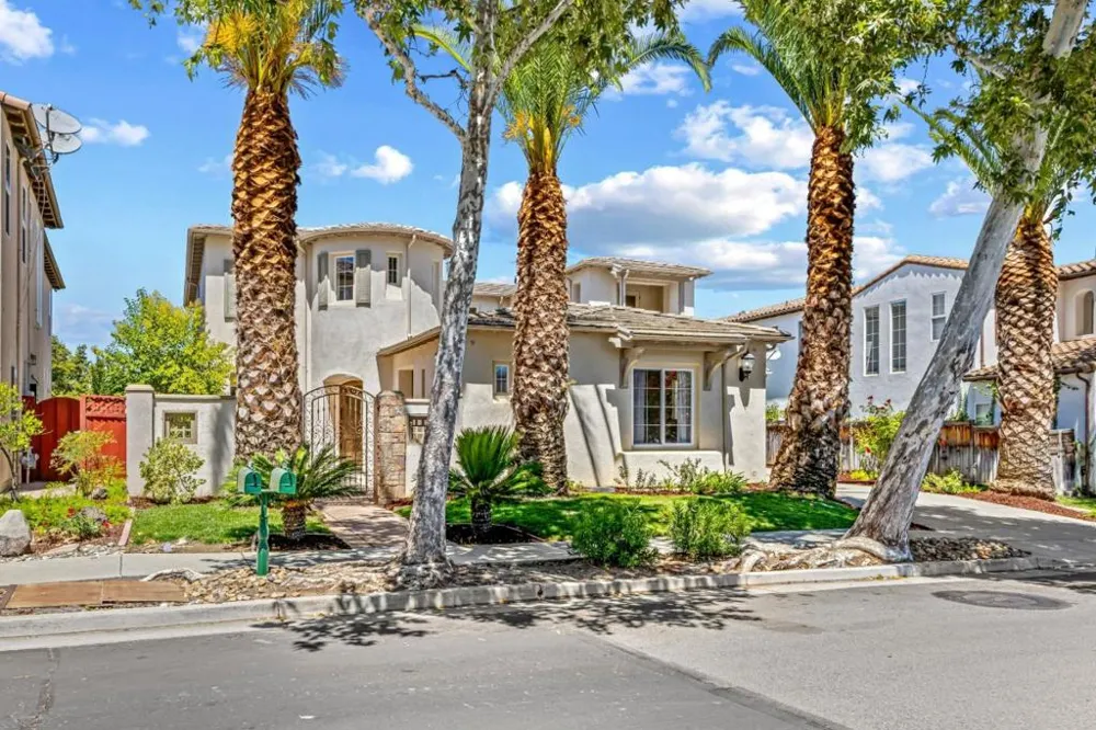 2520 Club Drive Gilroy, CA 95020