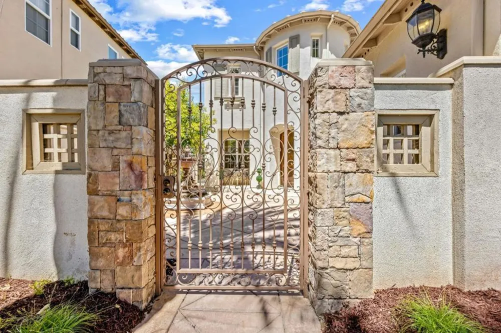 2520 Club Drive Gilroy, CA 95020