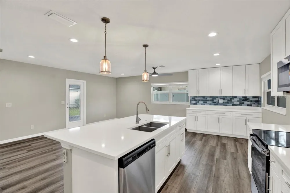 7505 W HENRY AVENUE Tampa, FL 33615