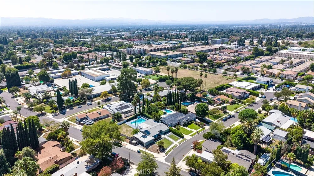 17600 Stare Street Northridge, CA 91325