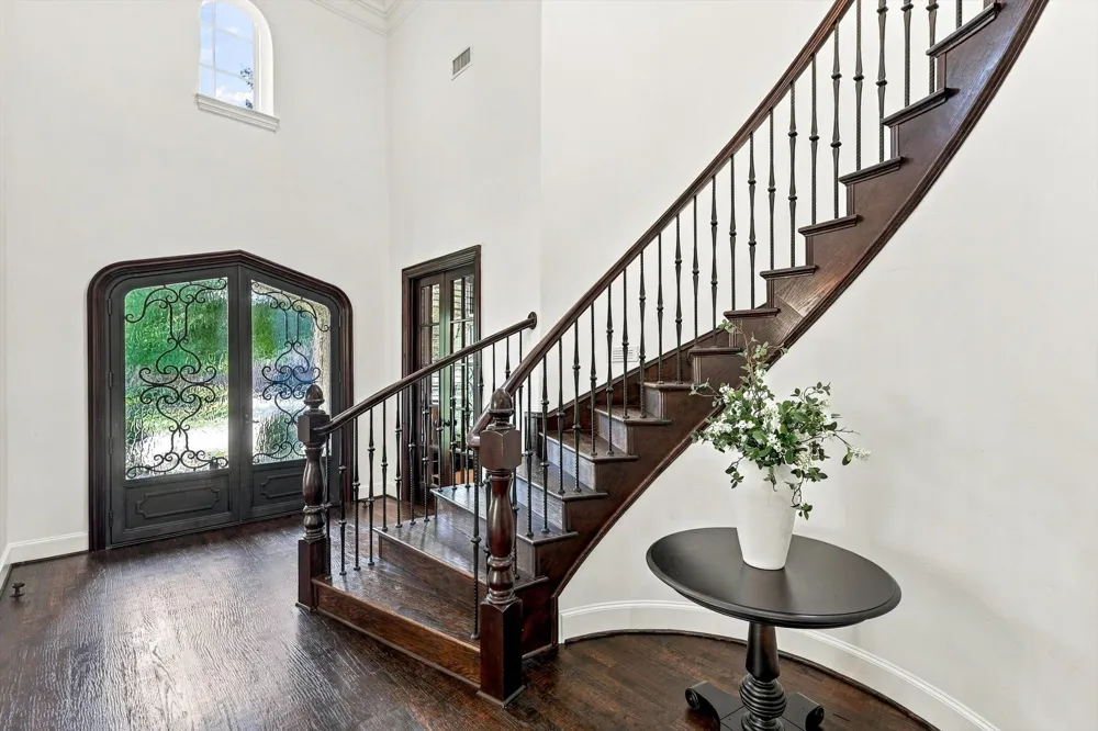 627 Lake Point Drive Irving, TX 75039