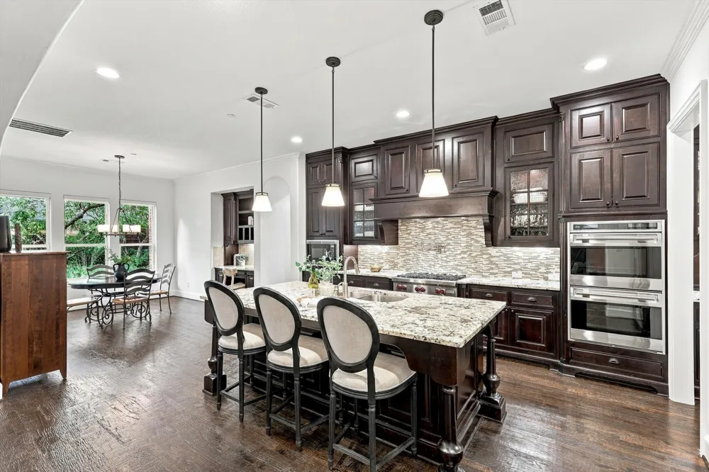 627 Lake Point Drive Irving, TX 75039