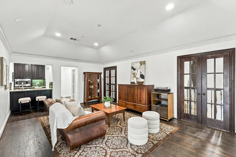 627 Lake Point Drive Irving, TX 75039