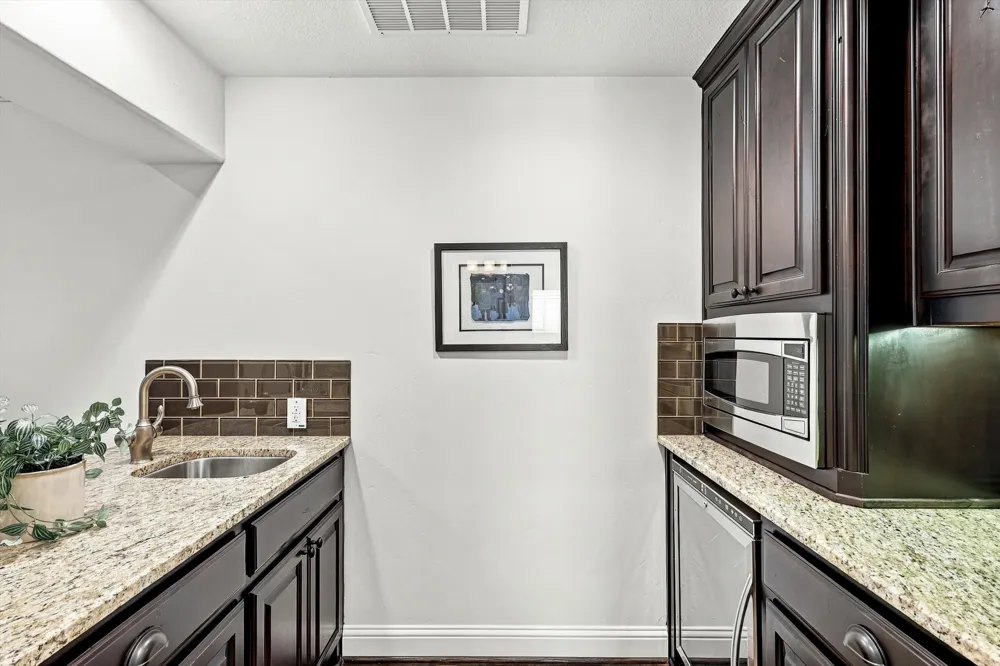 627 Lake Point Drive Irving, TX 75039