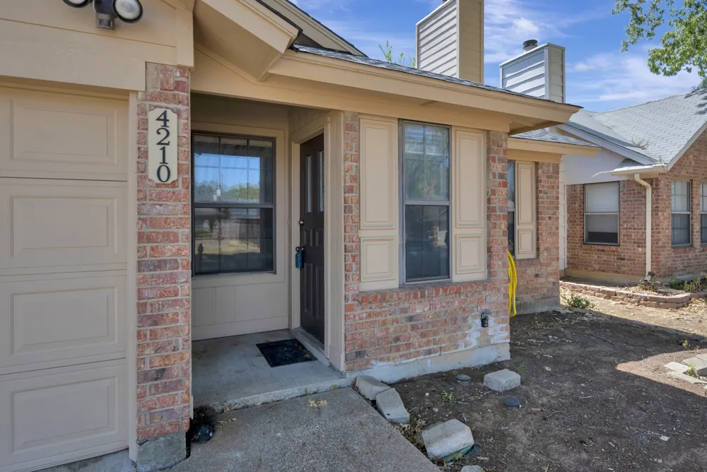 4210 Meadow Park Drive Arlington, TX 76017