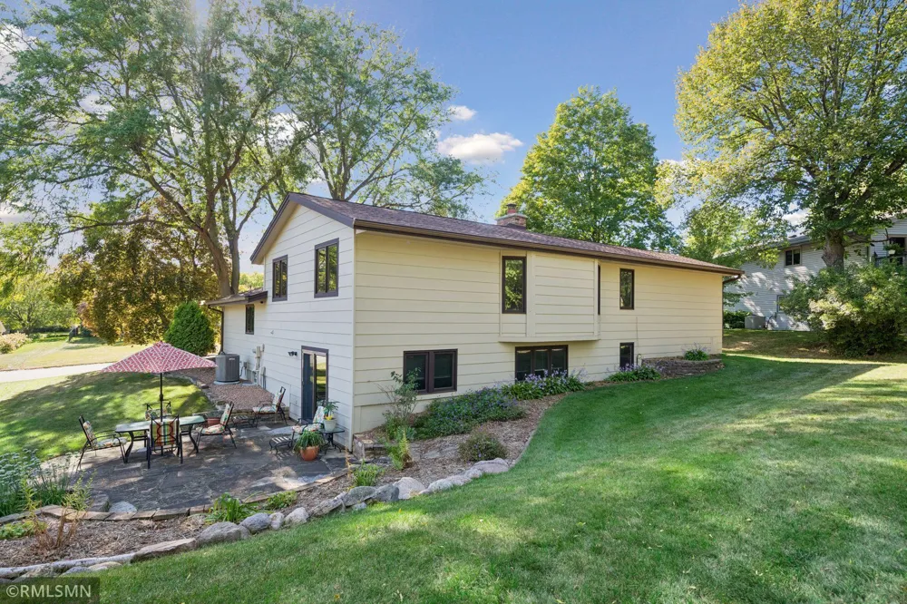 1549 Skyview Drive Chaska, MN 55318