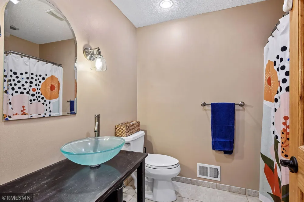 1549 Skyview Drive Chaska, MN 55318