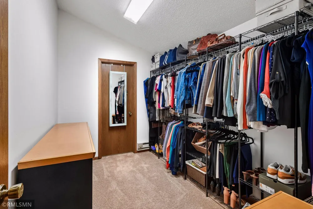 1549 Skyview Drive Chaska, MN 55318