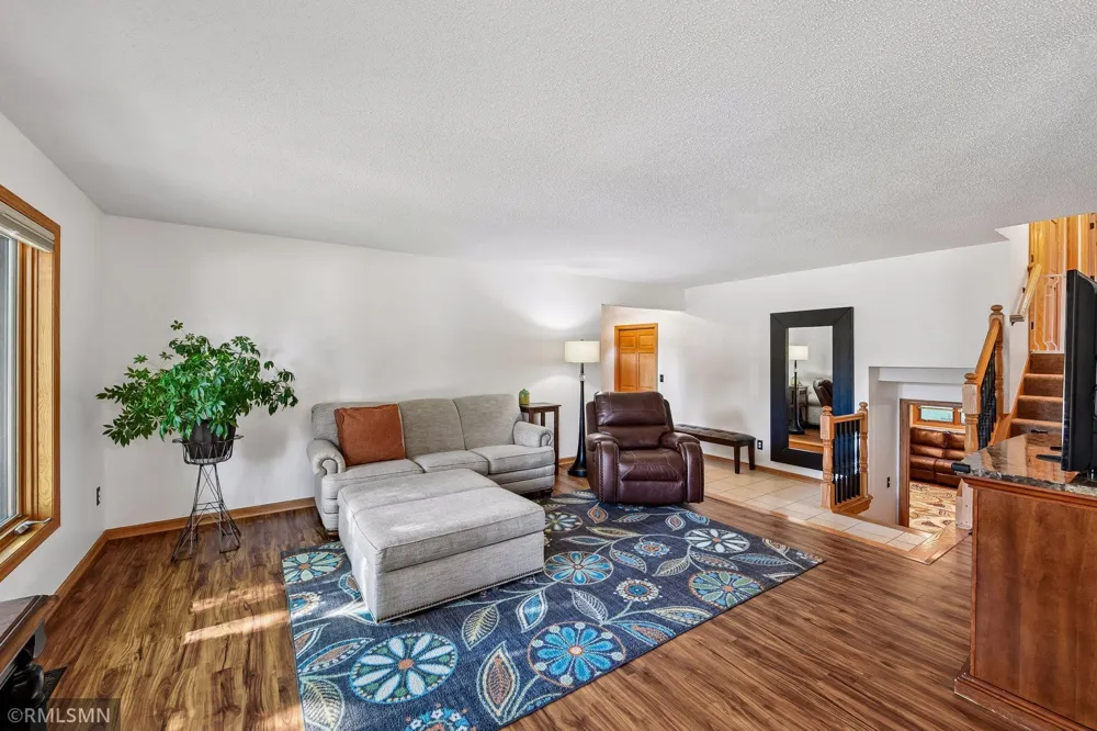 1549 Skyview Drive Chaska, MN 55318