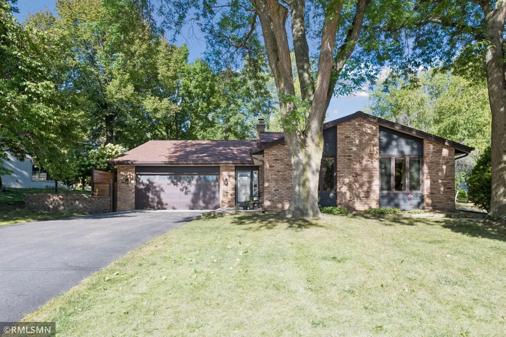 1549 Skyview Drive Chaska, MN 55318