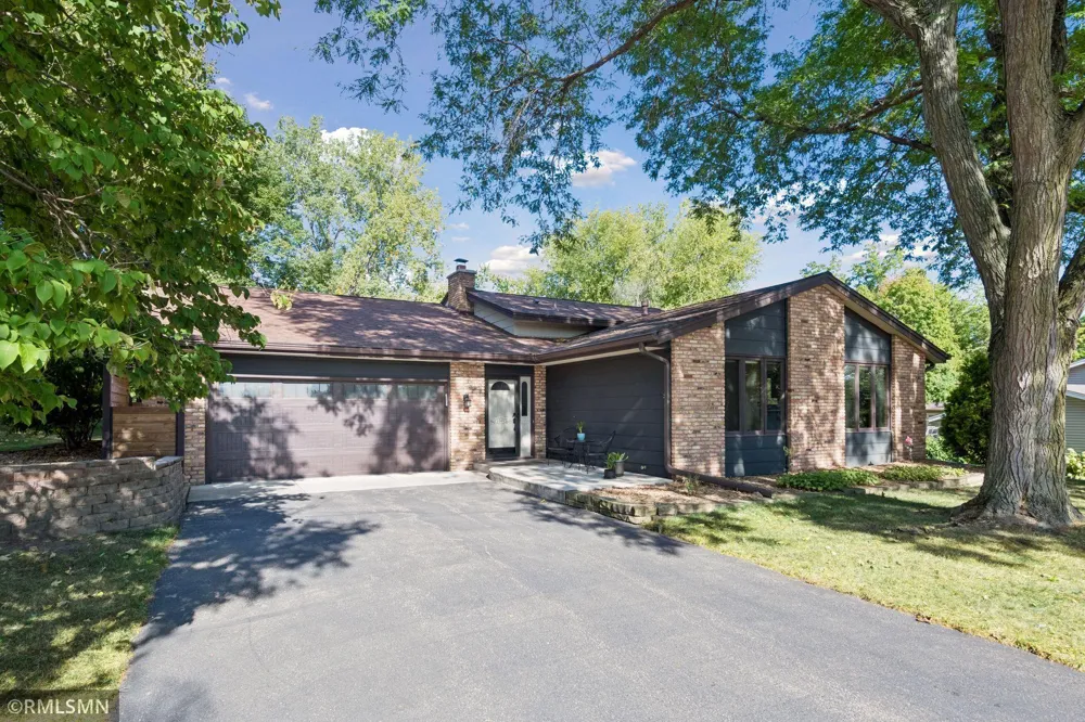 1549 Skyview Drive Chaska, MN 55318