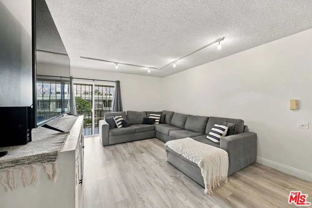 3166 S Sepulveda Boulevard #6 Los Angeles, CA 90034