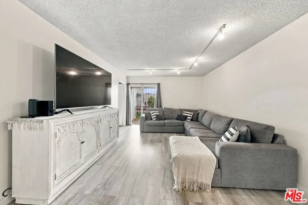 3166 S Sepulveda Boulevard #6 Los Angeles, CA 90034