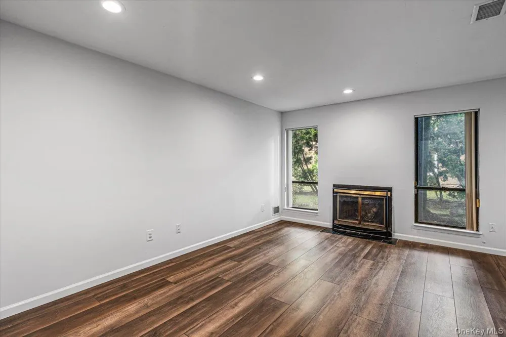 48 Wimbledon Drive Roslyn, NY 11576
