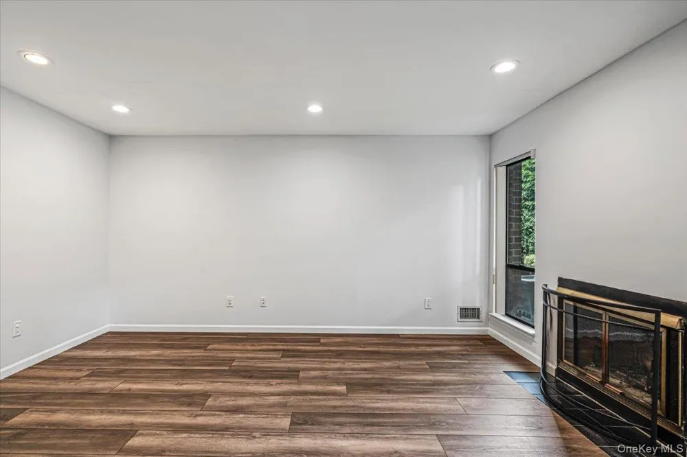 48 Wimbledon Drive Roslyn, NY 11576