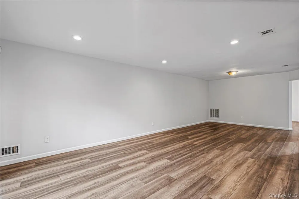 48 Wimbledon Drive Roslyn, NY 11576