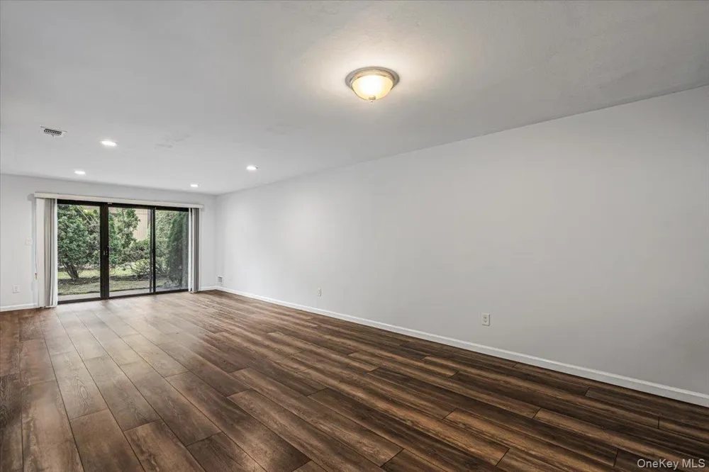 48 Wimbledon Drive Roslyn, NY 11576
